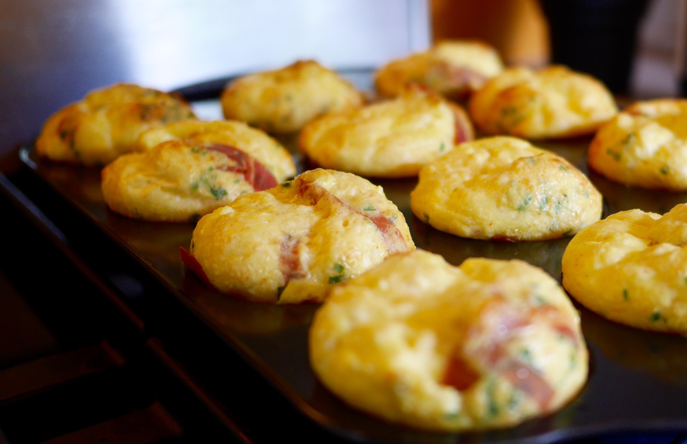 Omelettes-muffins au bacon et fromage en grains - Je Cuisine